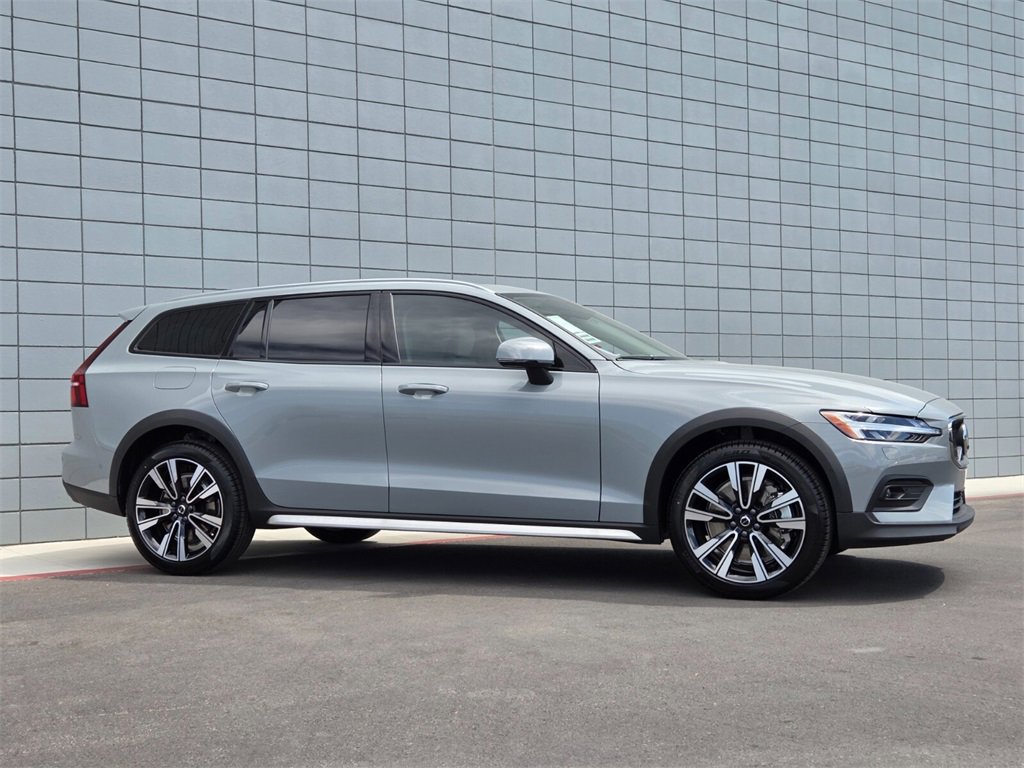 New 2026 Volvo V60 B5 Cross Country Ultra w/ Climate Package image 4