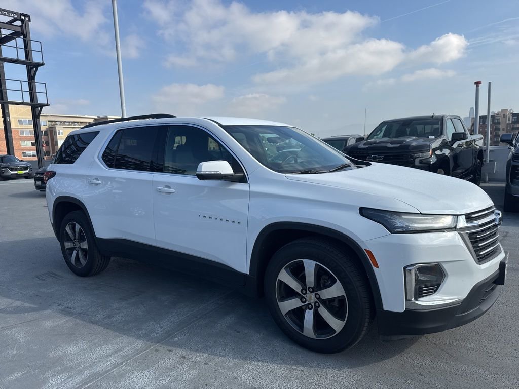Used 2023 Chevrolet Traverse LT w/ LT Premium Package AWD/4WD image 3