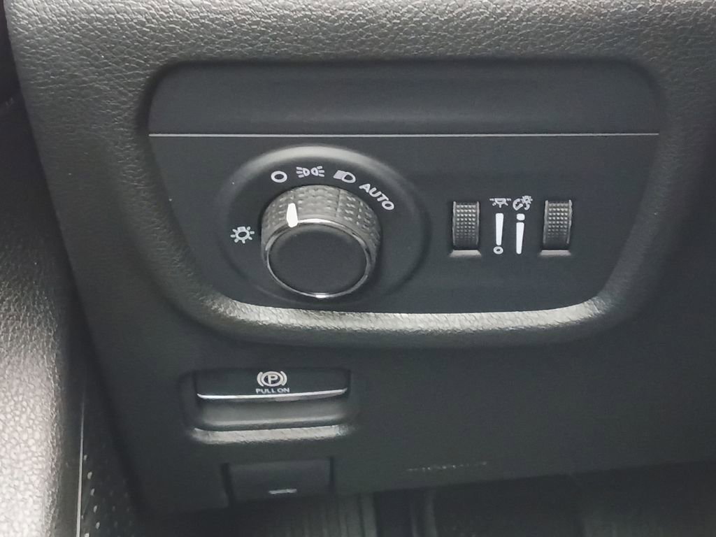 Used 2025 Jeep Grand Cherokee L Laredo RWD image 12