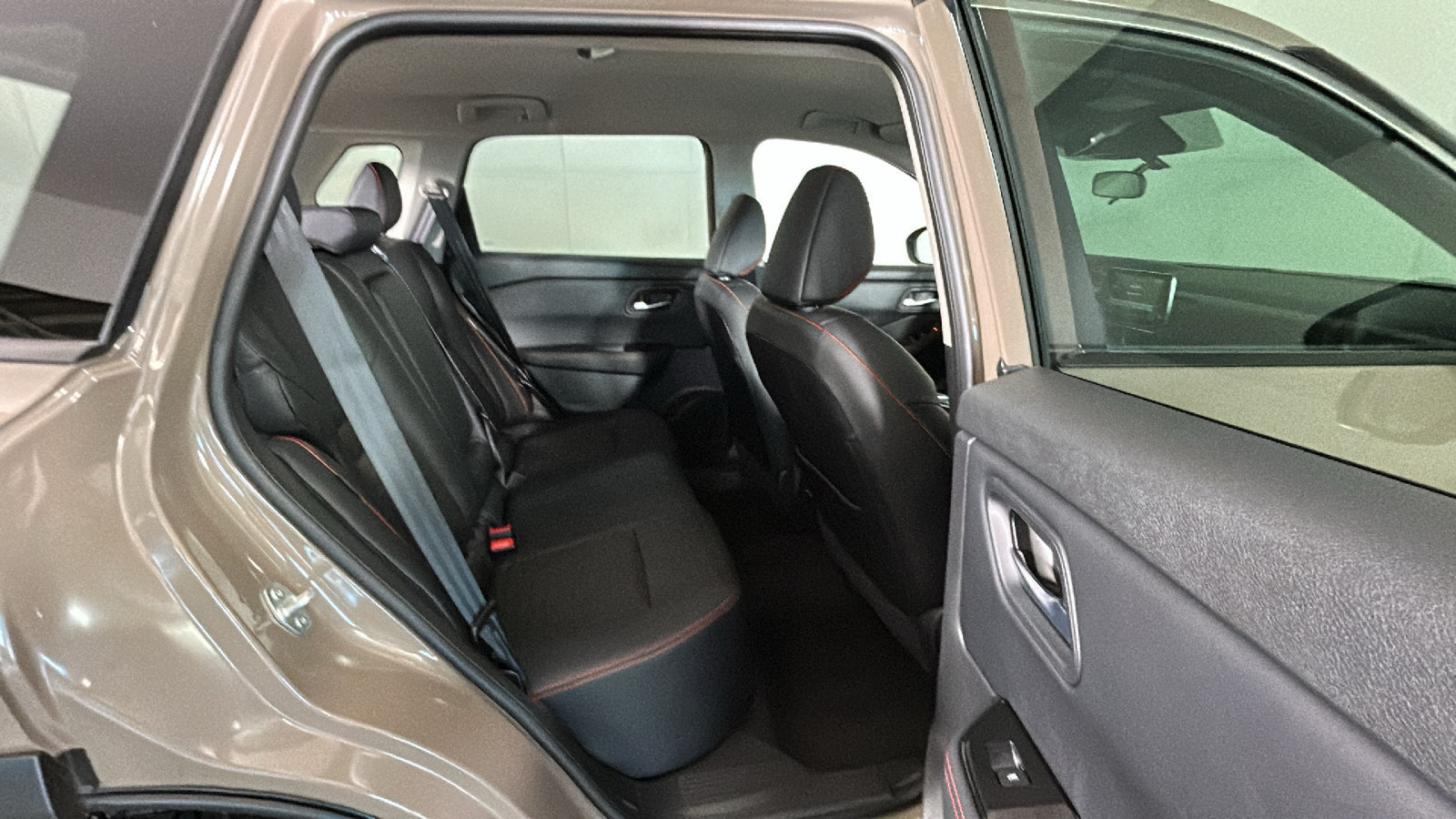 Used 2025 Nissan Rogue SV AWD/4WD image 36
