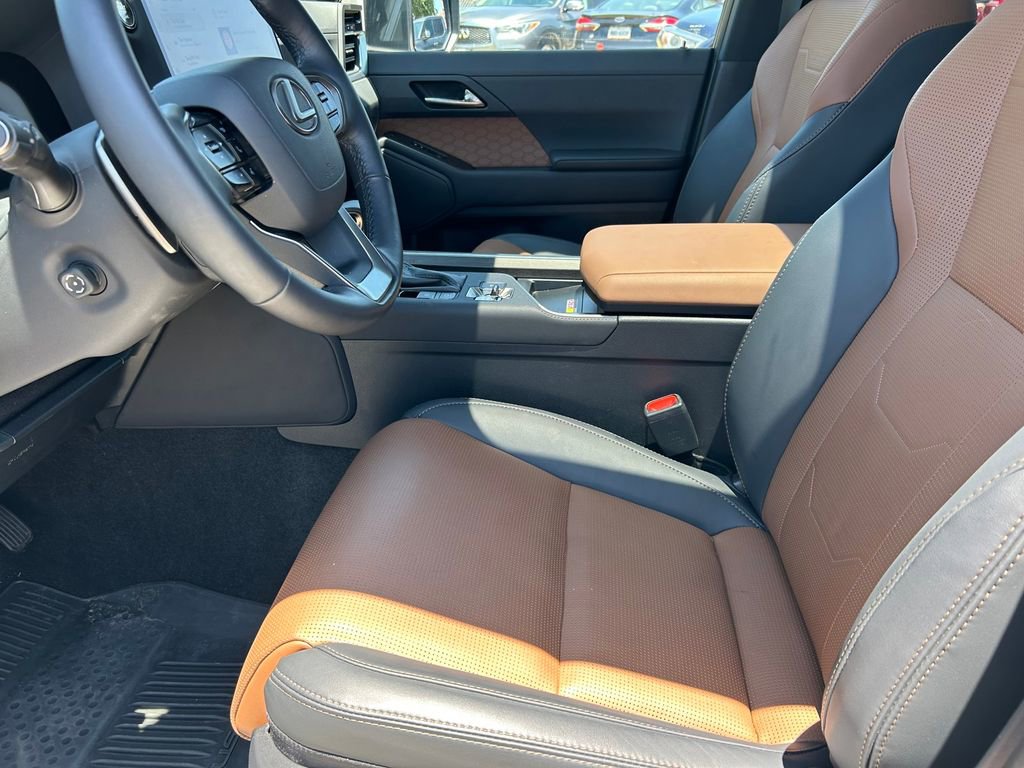 Used 2025 Lexus GX 550 w/ Accessory Package (2T) AWD/4WD image 11