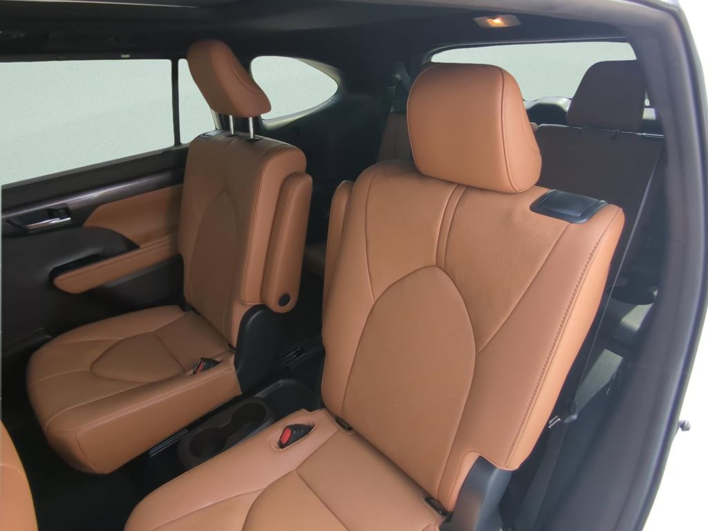 Used 2020 Toyota Highlander Platinum image 10