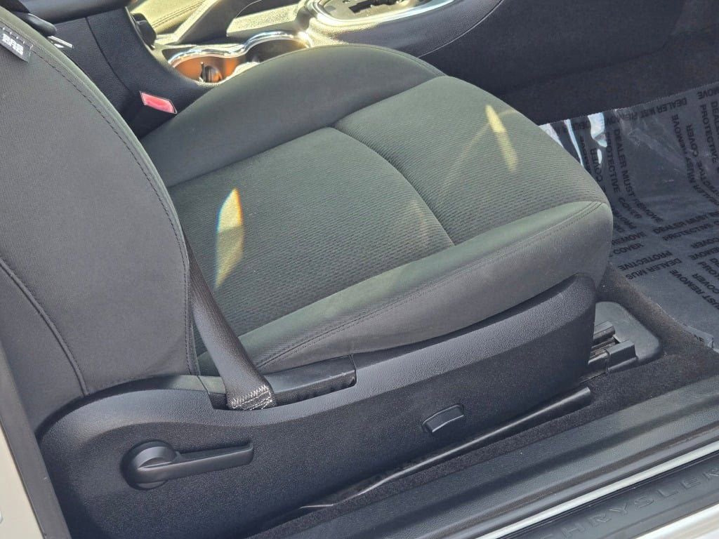 Used 2011 Chrysler 200 Touring FWD image 7