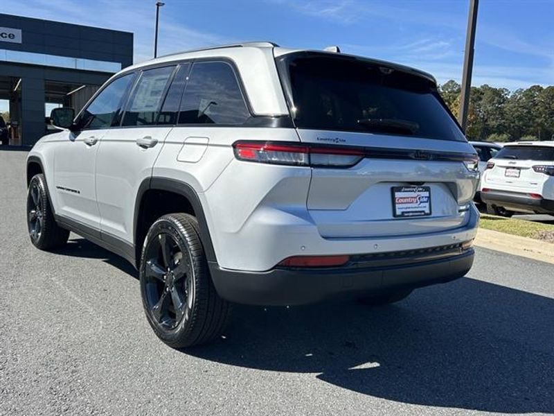 New 2025 Jeep Grand Cherokee Limited w/ Luxury Tech Group II RWD image 6
