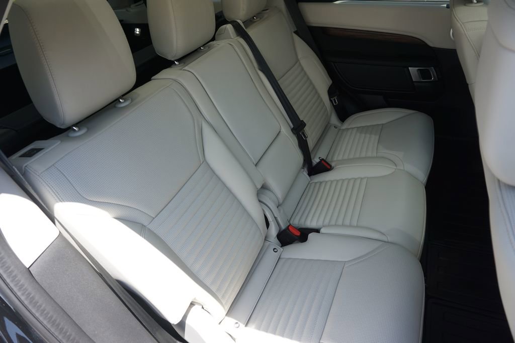 New 2025 Land Rover Discovery Dynamic SE image 27