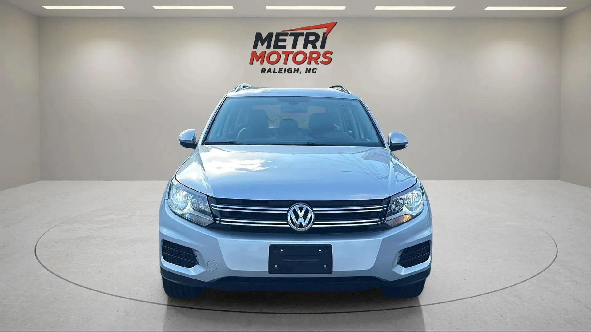 Used 2016 Volkswagen Tiguan S image 2