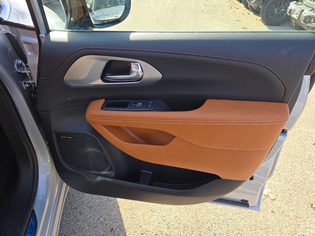 New 2026 Chrysler Pacifica Pinnacle AWD/4WD image 7