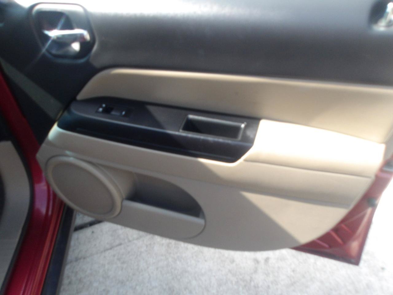 Used 2014 Jeep Patriot Latitude FWD image 9