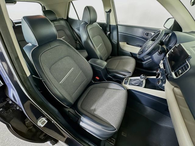 Used 2021 Hyundai Venue image 8