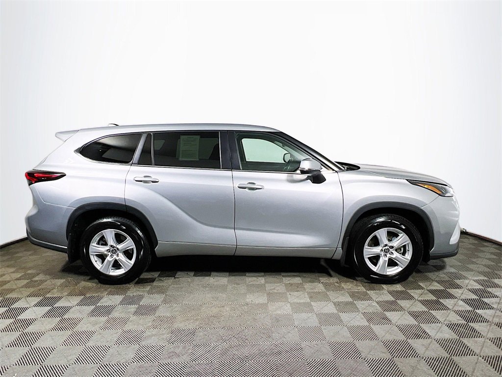 Certified 2024 Toyota Highlander LE image 9
