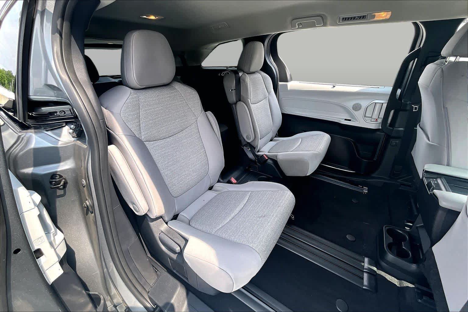 Used 2026 Toyota Sienna LE FWD image 19