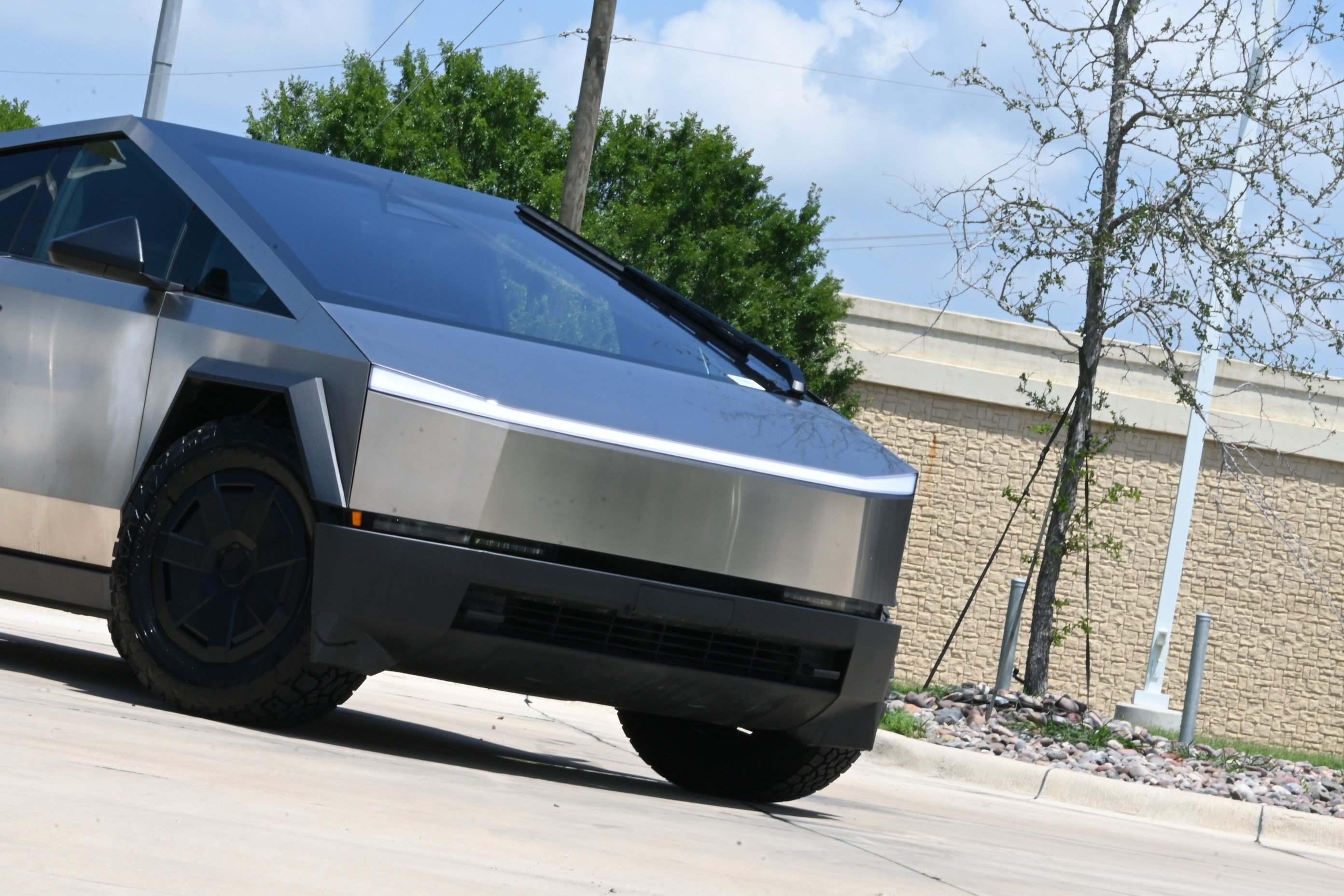 Used 2025 Tesla Cybertruck AWD Crew Cab image 35
