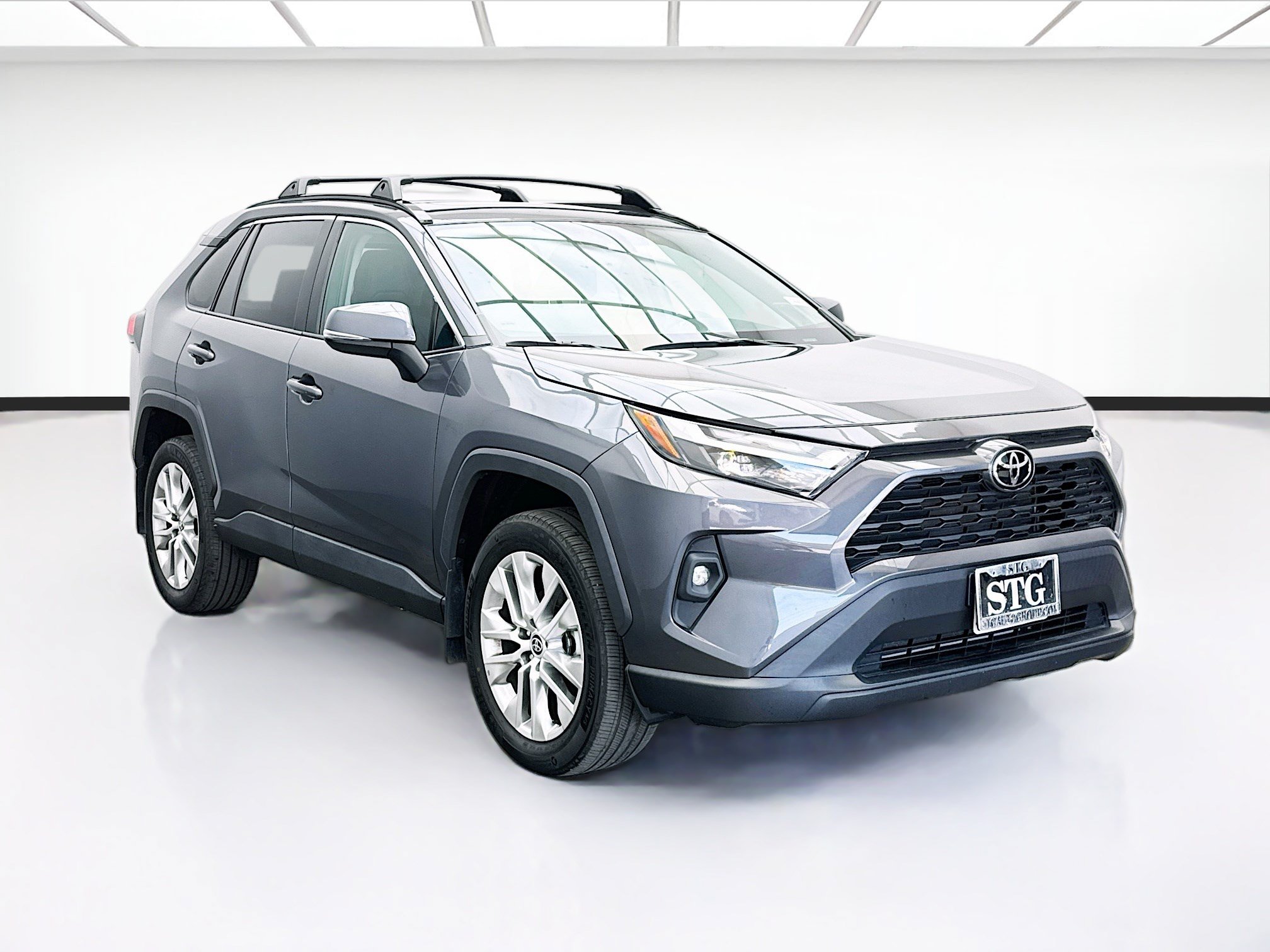 Used 2023 Toyota RAV4 XLE Premium FWD image 3