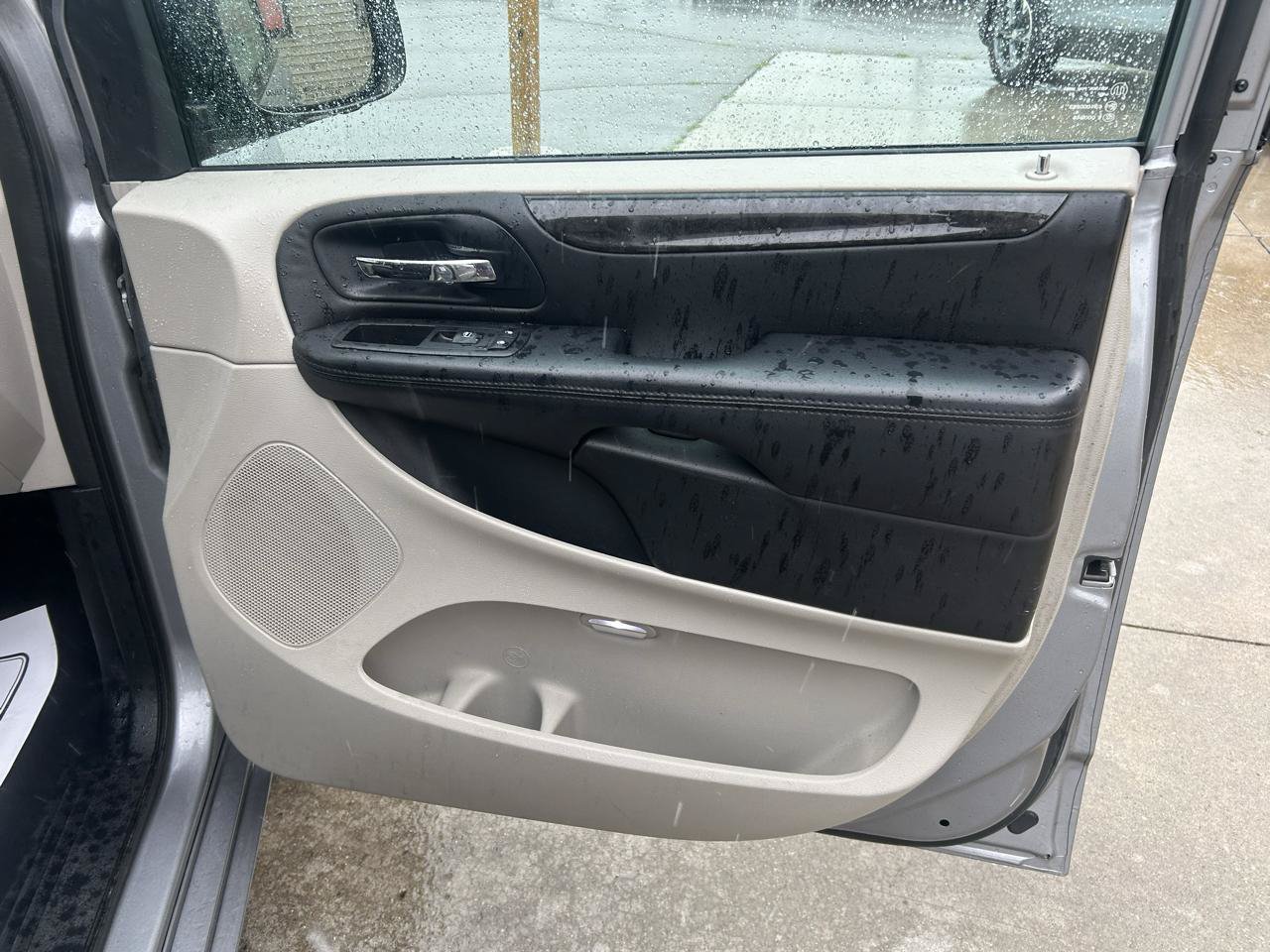 Used 2014 Dodge Grand Caravan SXT FWD image 15