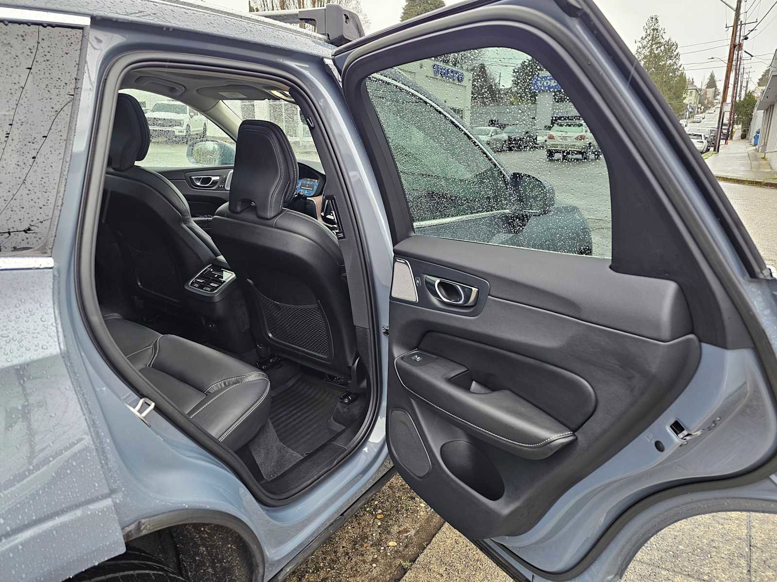 Certified 2023 Volvo XC60 B6 Ultimate w/ Protection Package Premier image 13