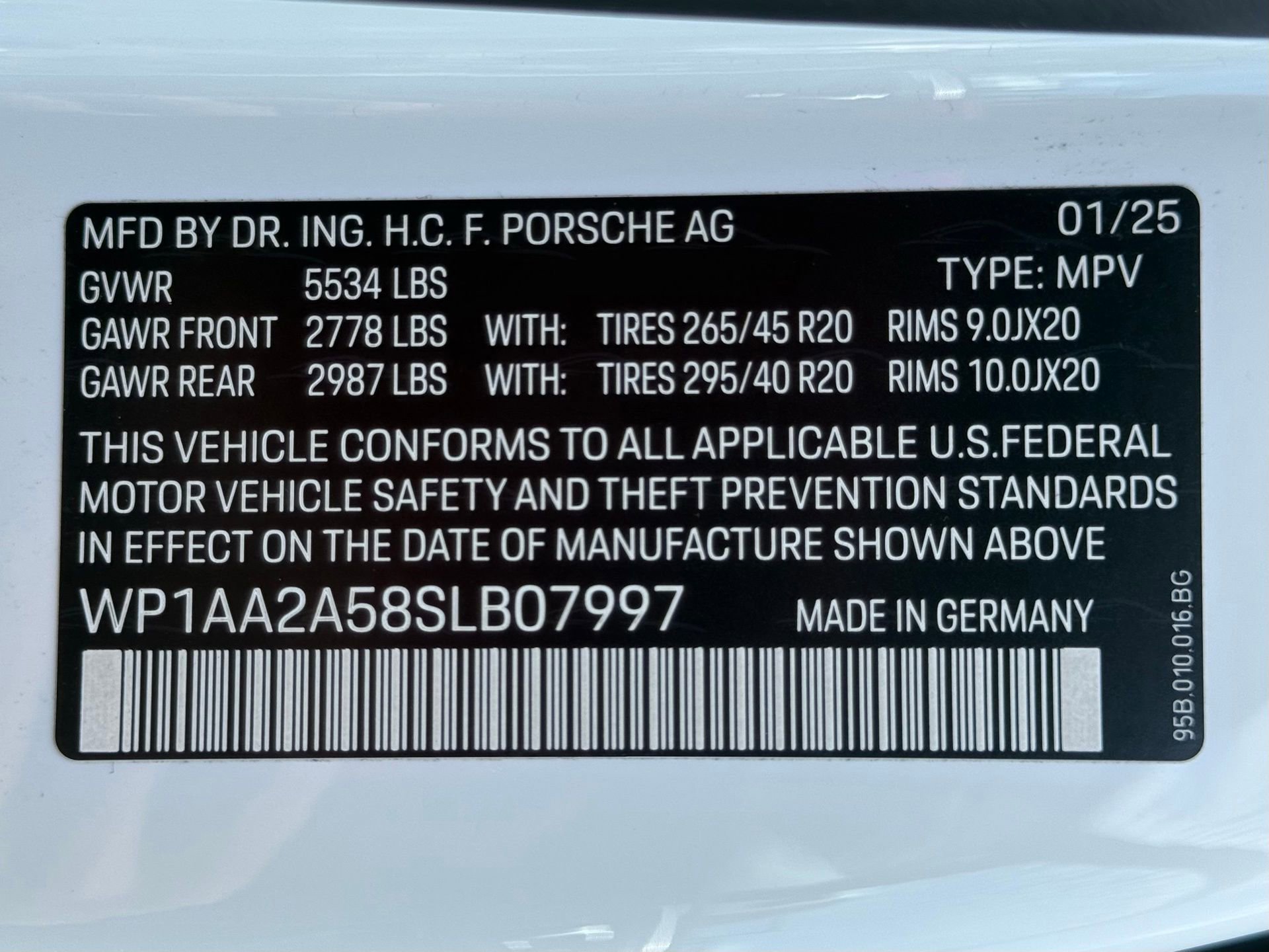 Certified 2025 Porsche Macan image 37