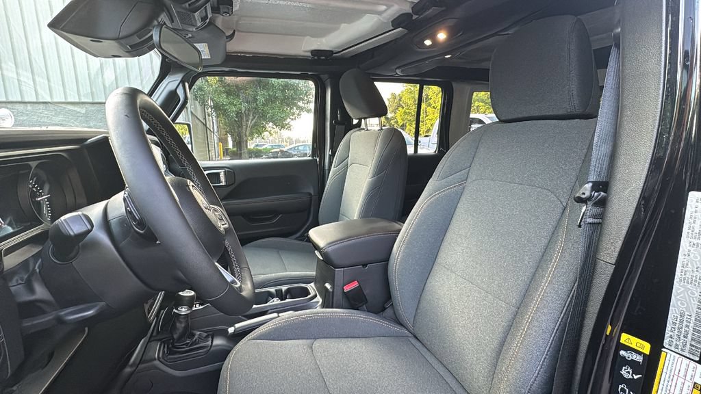Used 2025 Jeep Wrangler Unlimited Sahara AWD/4WD image 11