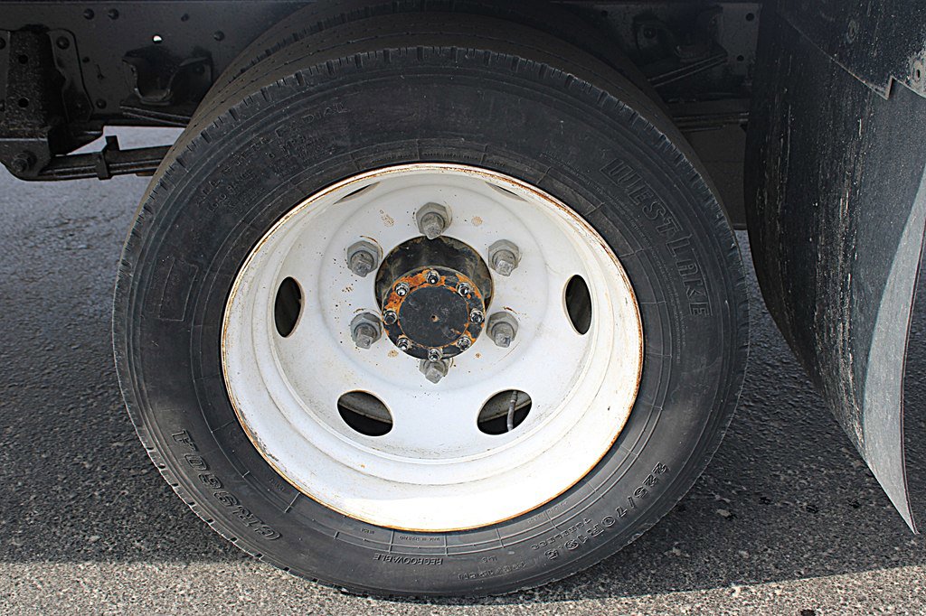 Used 2019 Isuzu NPR image 23