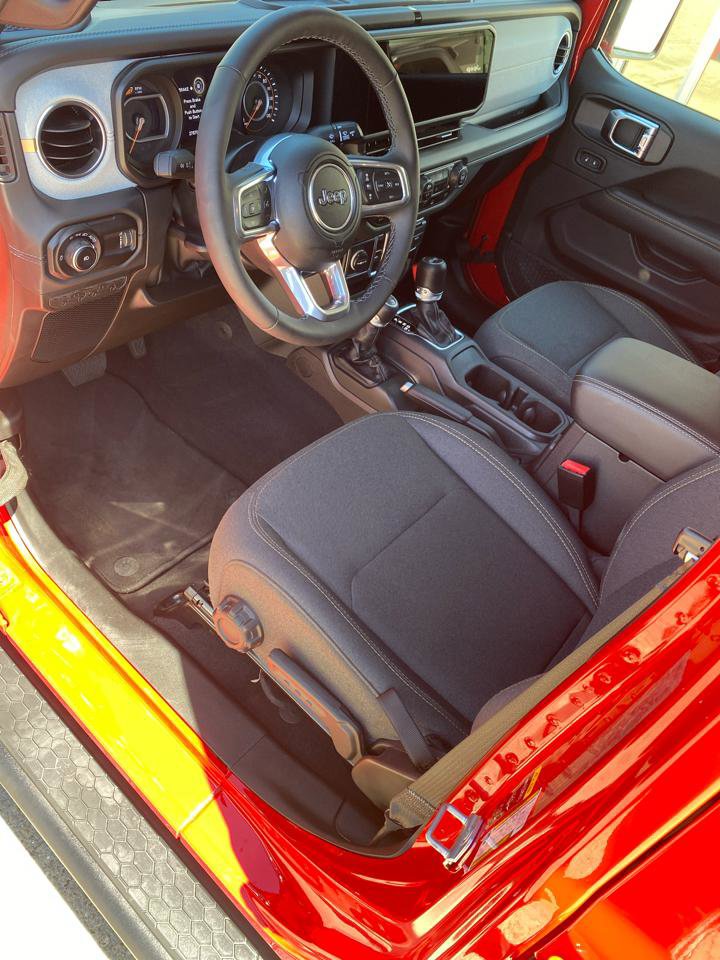 Used 2025 Jeep Wrangler Unlimited Sahara AWD/4WD image 9