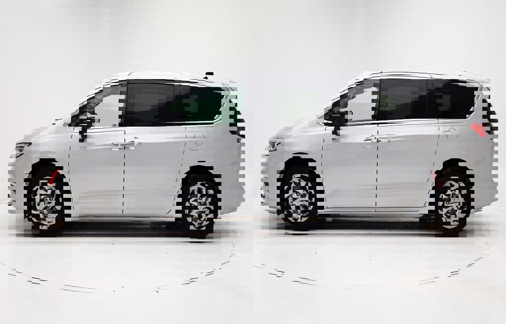 Used 2024 Chrysler Pacifica Limited image 6