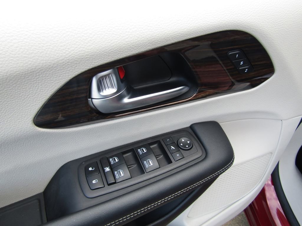 Used 2023 Chrysler Pacifica Limited AWD/4WD image 25
