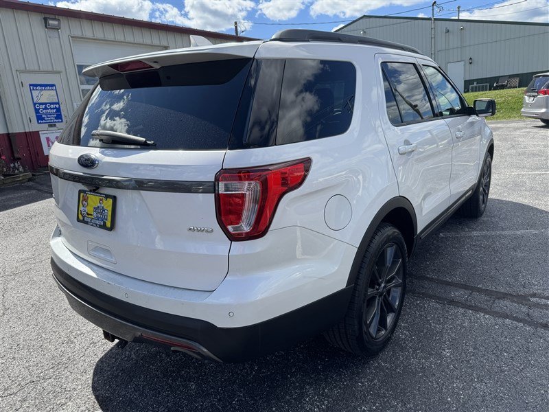 Used 2017 Ford Explorer XLT w/ Equipment Group 202A AWD/4WD image 8