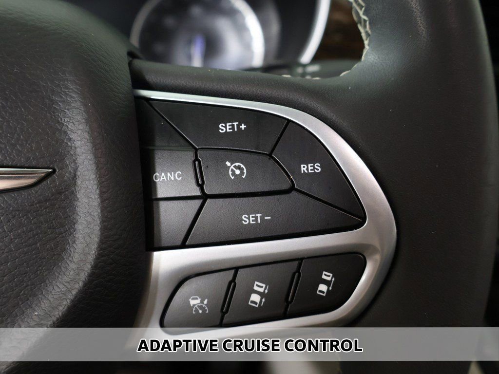 Used 2023 Chrysler Pacifica Limited image 5