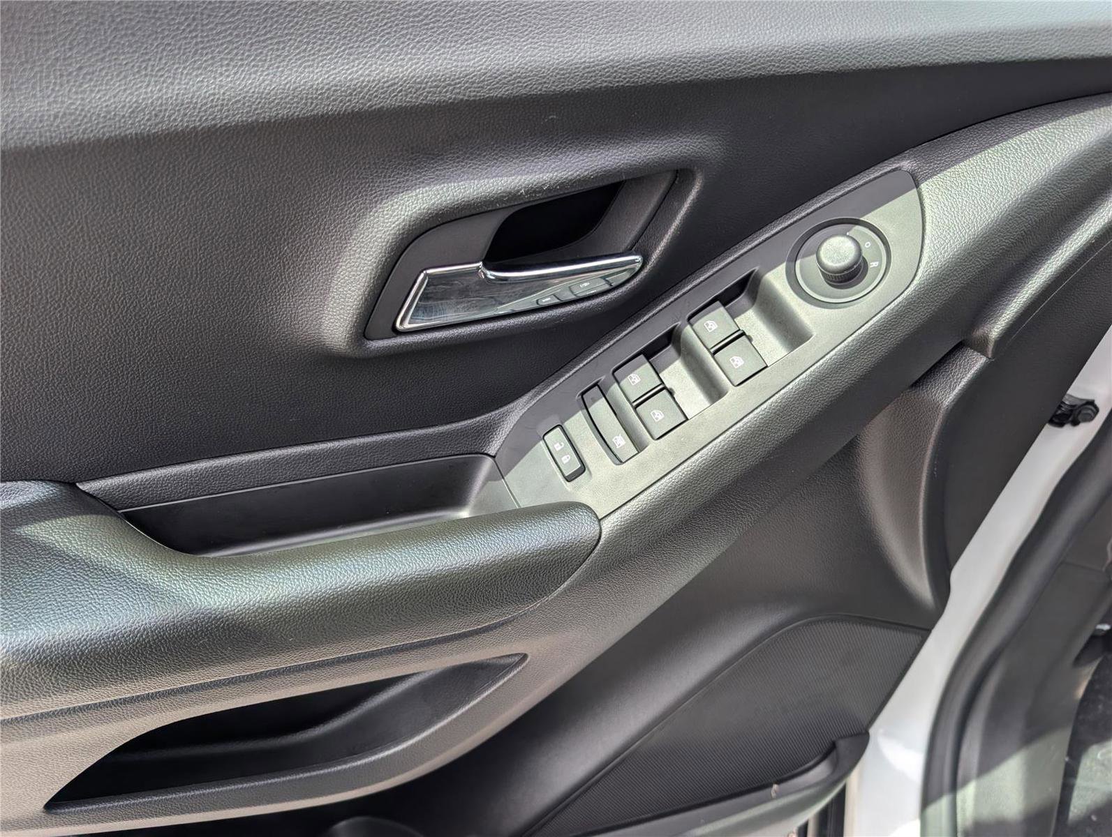 Used 2022 Chevrolet Trax LT w/ LT Convenience Package image 18