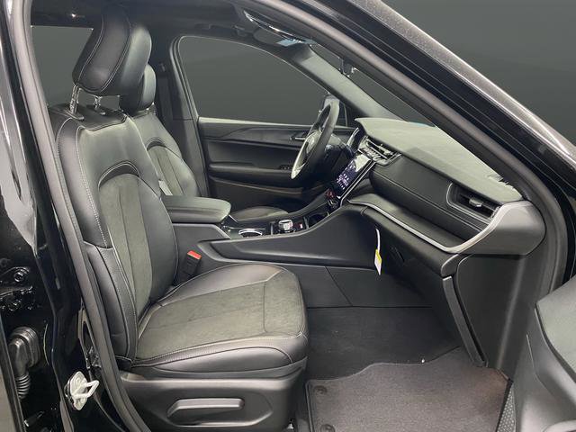 New 2025 Jeep Grand Cherokee Altitude image 32