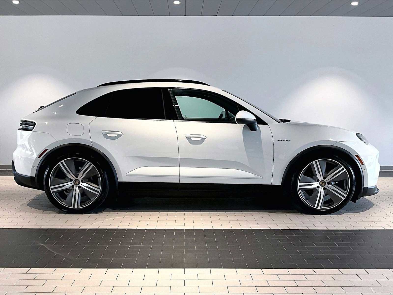 Used 2025 Porsche Macan 4 Electric image 11