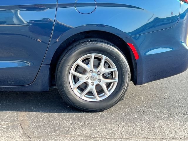 Used 2023 Chrysler Pacifica Touring-L w/ Uconnect Theater Family Group FWD image 33