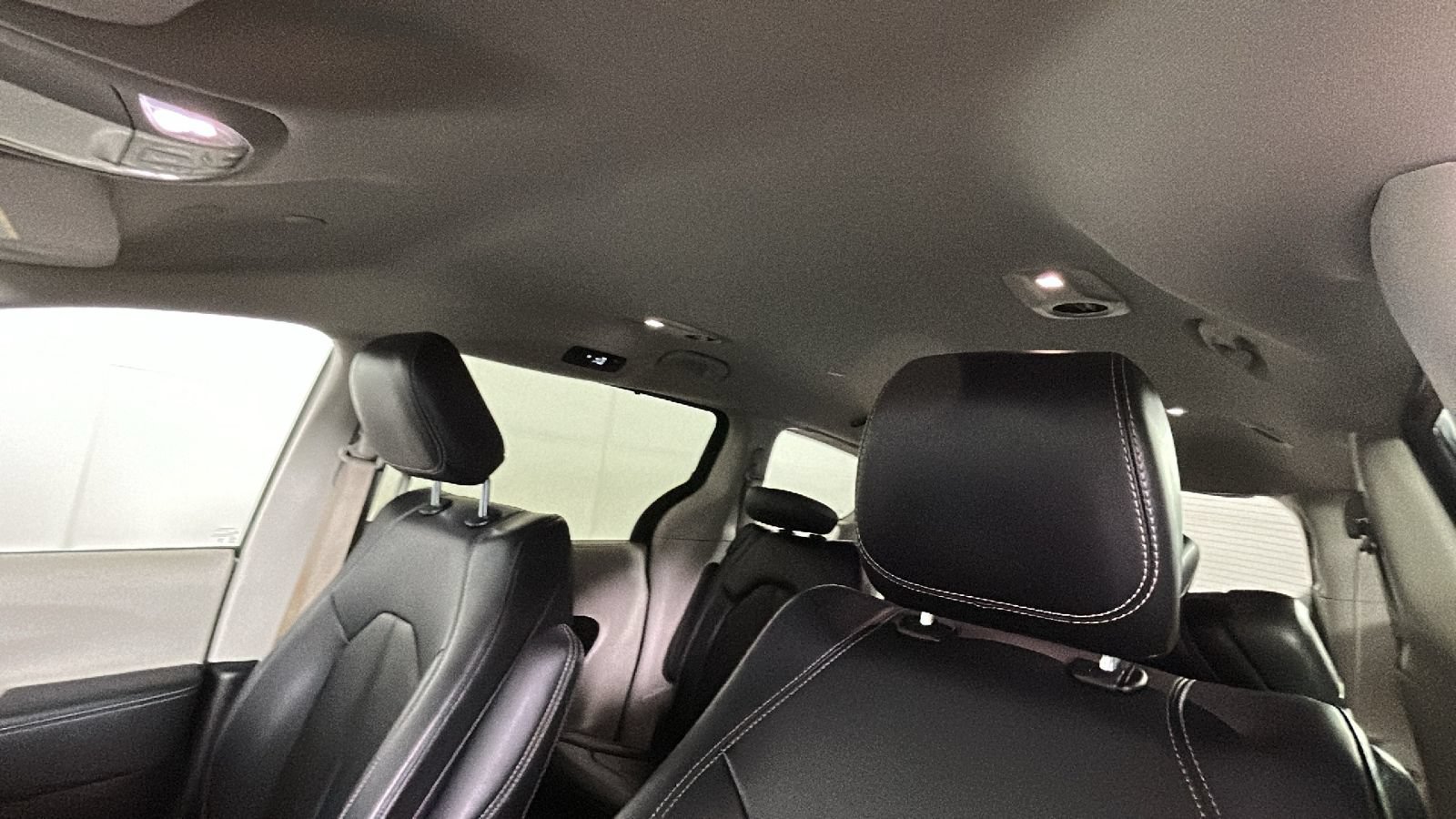 Used 2024 Chrysler Pacifica Touring-L FWD image 13
