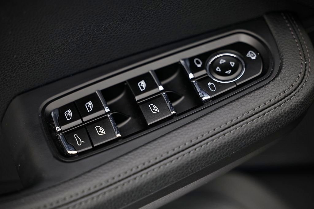 Certified 2025 Porsche Macan image 21