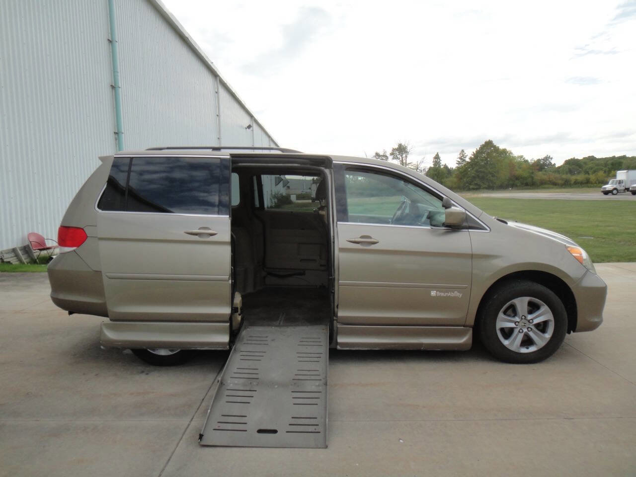 Used 2010 Honda Odyssey Touring image 2