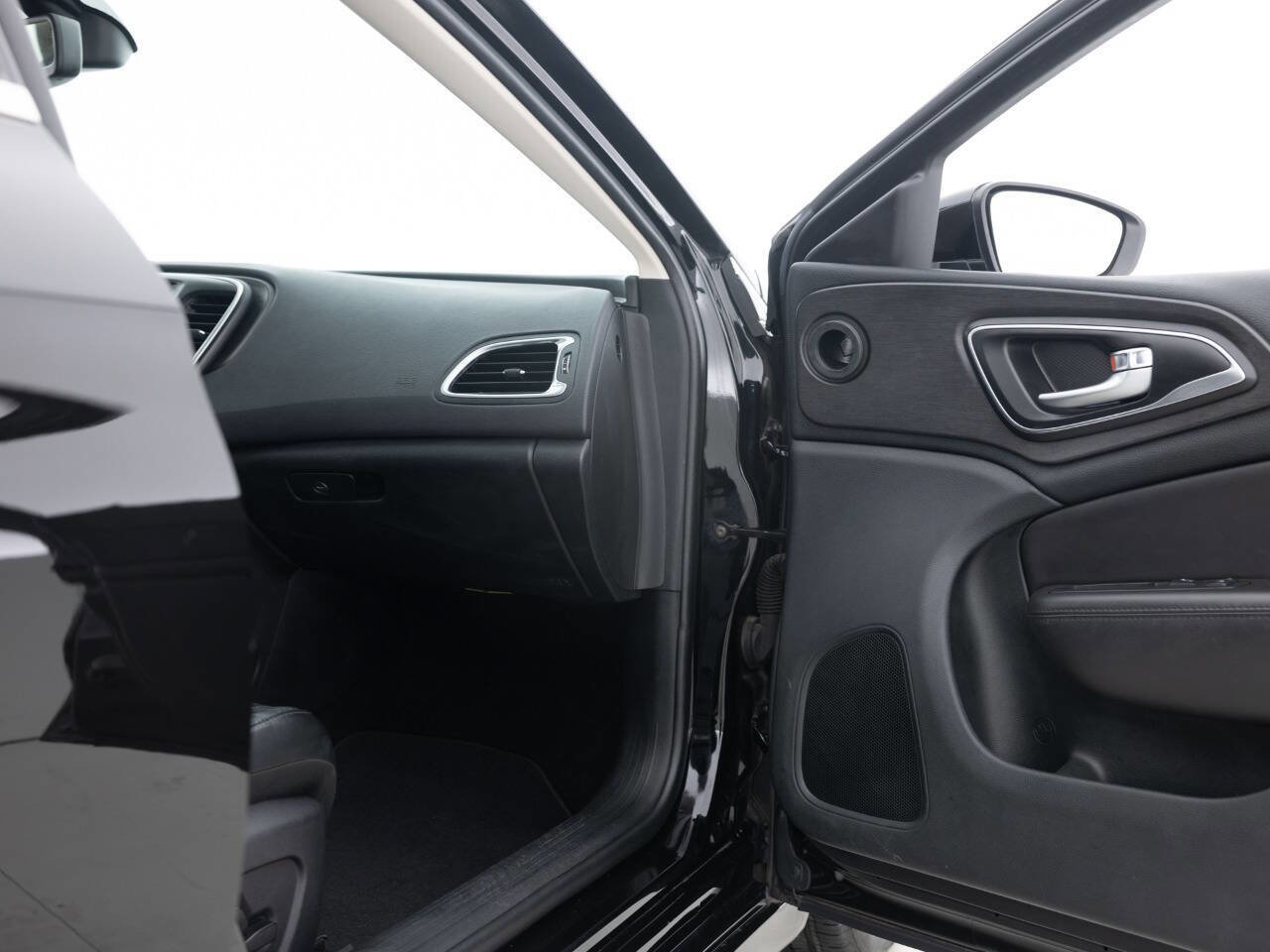 Used 2017 Chrysler 200 Limited Platinum FWD image 28