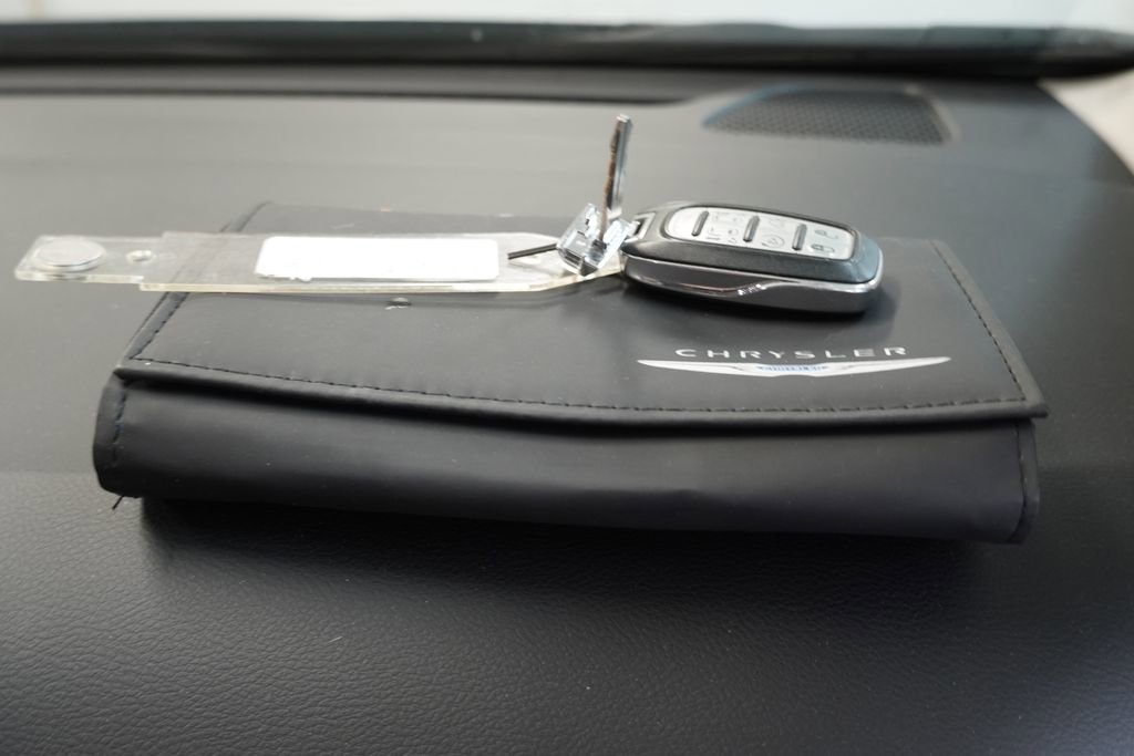 Used 2018 Chrysler Pacifica Touring-L FWD image 35