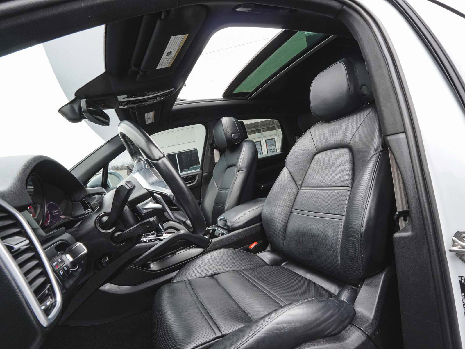 Used 2023 Porsche Cayenne w/ Premium Package image 33