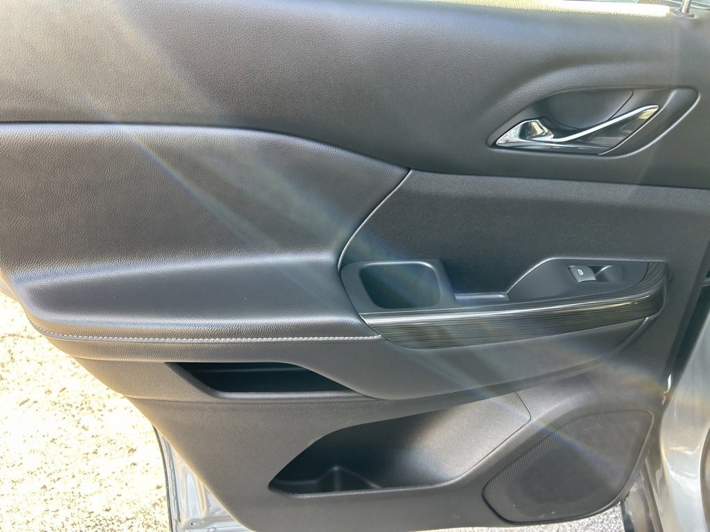 Used 2023 GMC Acadia SLT image 28