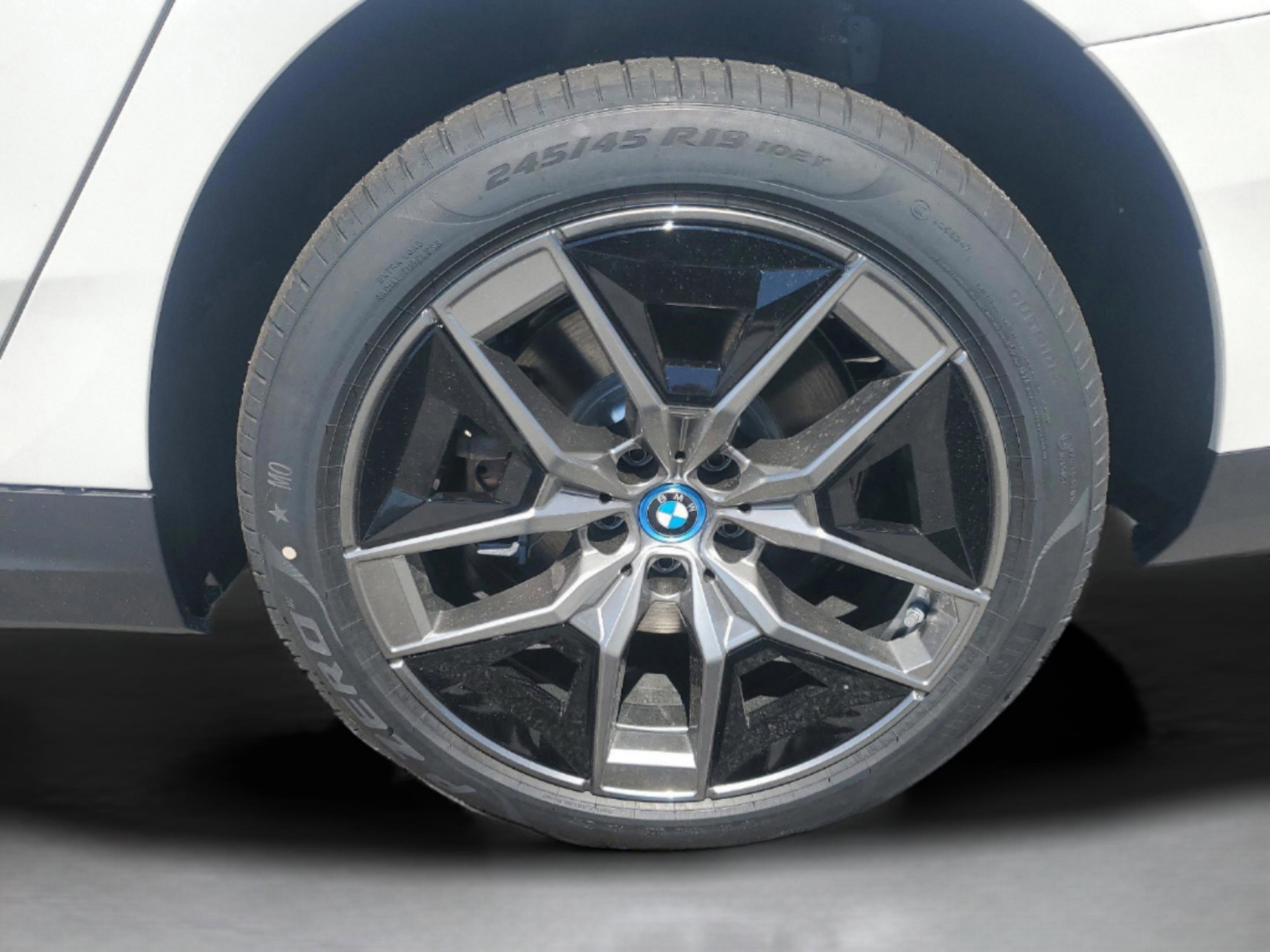 Used 2025 BMW i5 eDrive40i w/ Premium Package RWD image 29