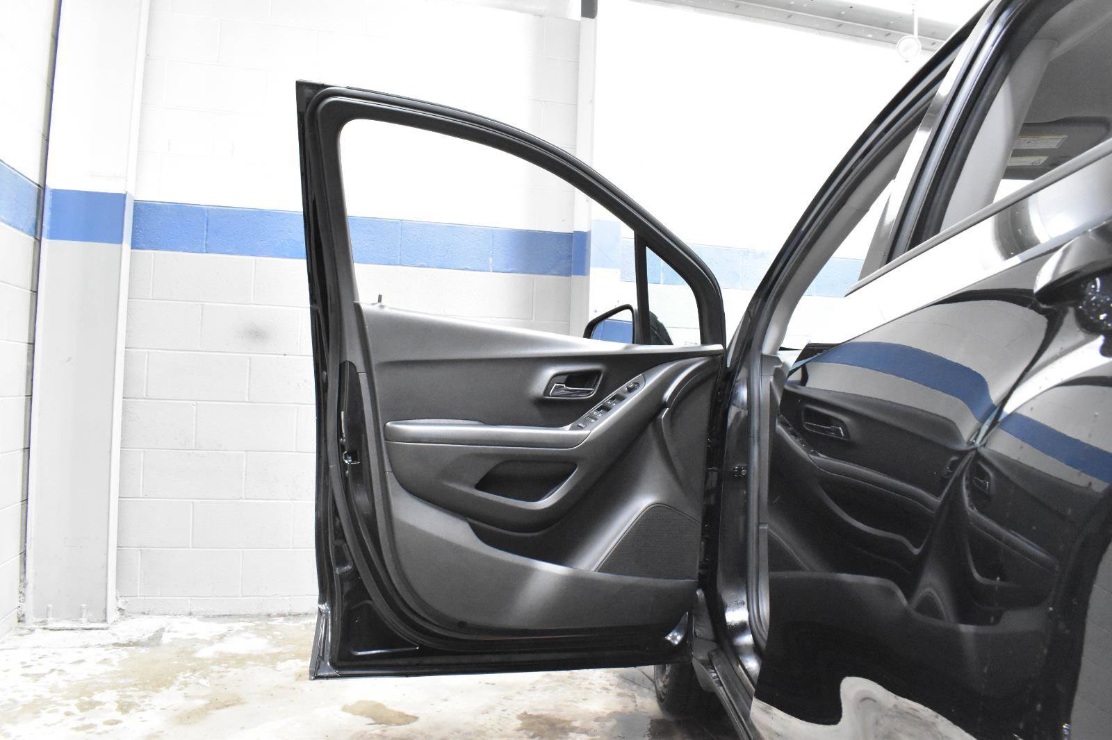 Used 2021 Chevrolet Trax LT w/ Redline Edition image 10