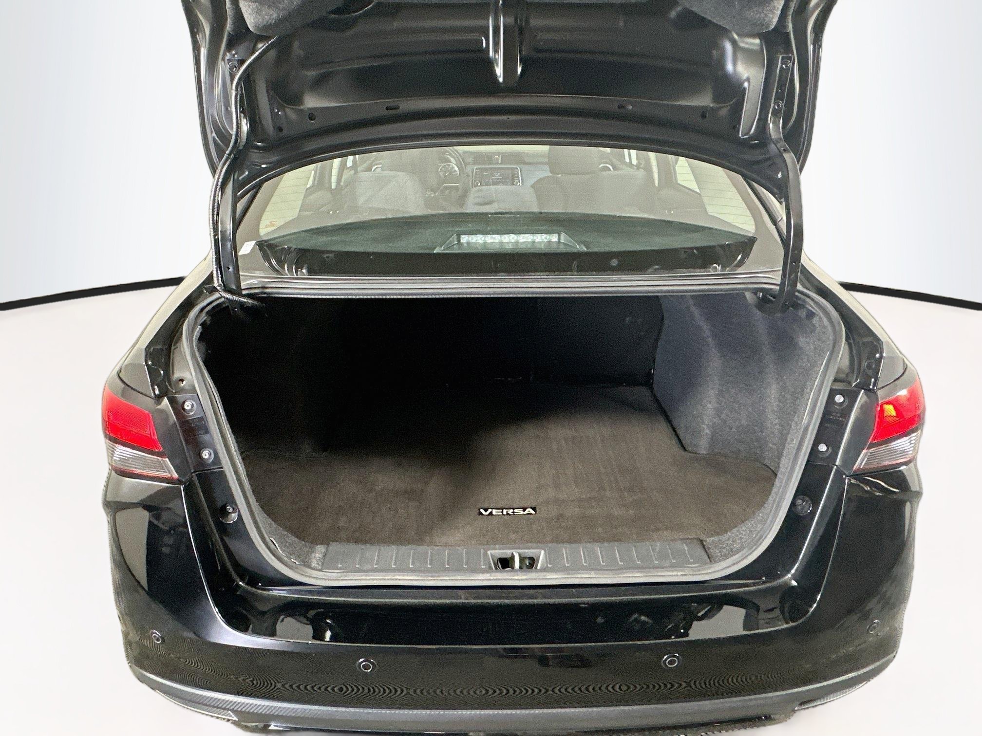 Used 2025 Nissan Versa SV FWD image 27