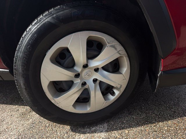 Used 2021 Toyota RAV4 LE FWD image 4