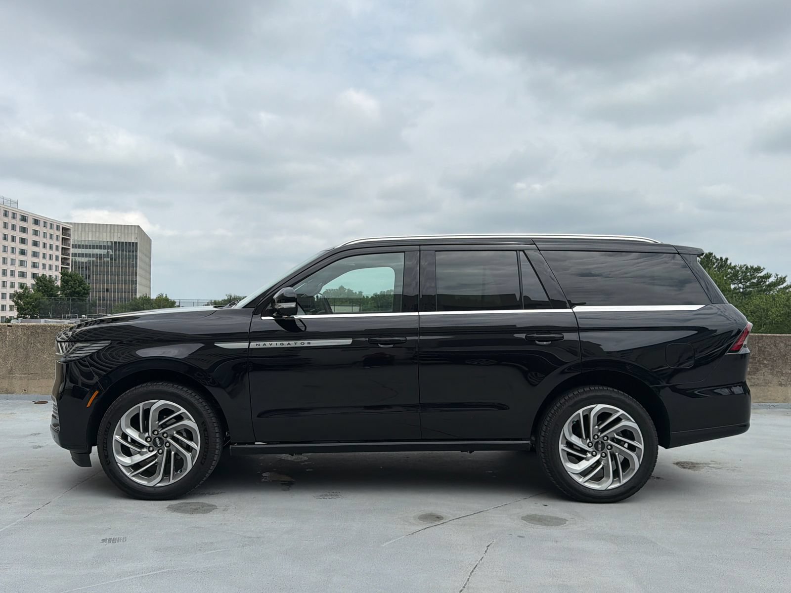 Used 2026 Lincoln Navigator Reserve AWD/4WD image 4