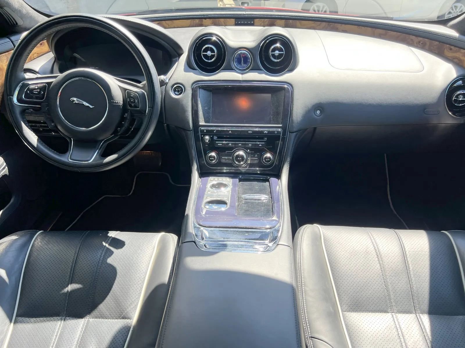 Used 2011 Jaguar XJ image 17