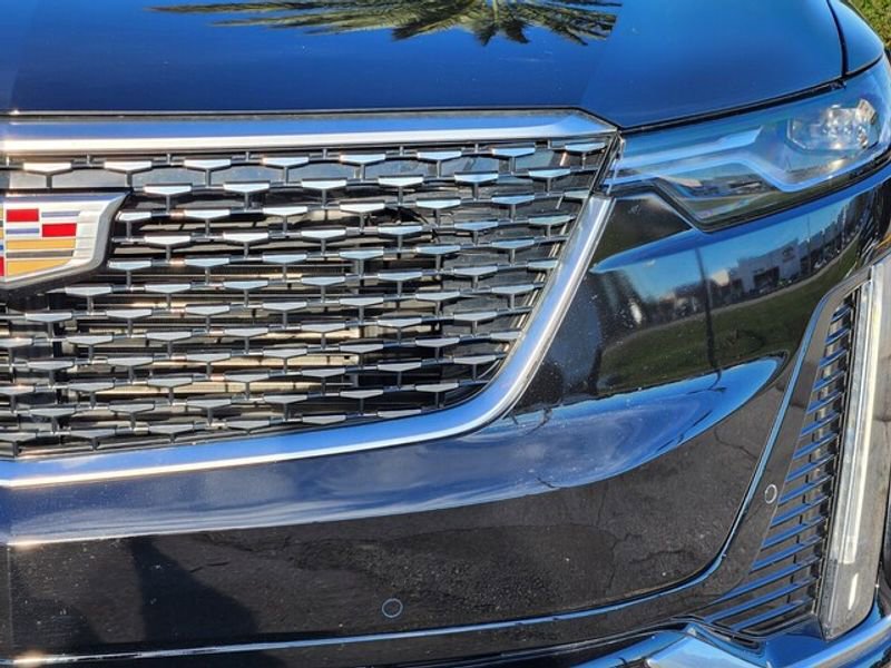 Used 2025 Cadillac XT6 Premium Luxury image 10