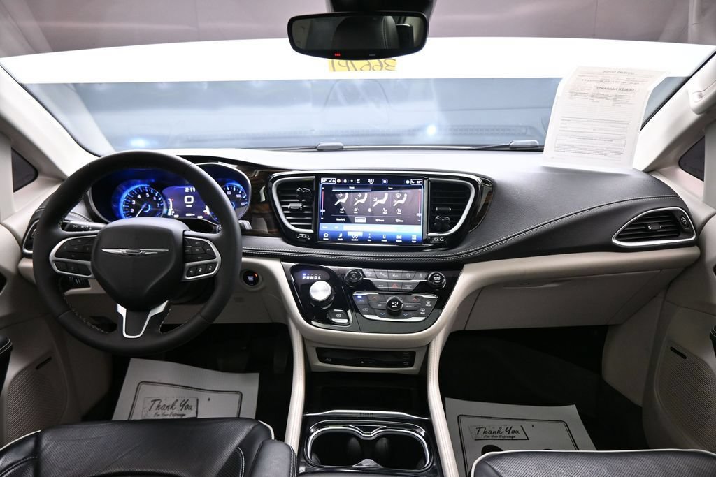 Used 2024 Chrysler Pacifica Limited w/ Uconnect Theater Family Group FWD image 13