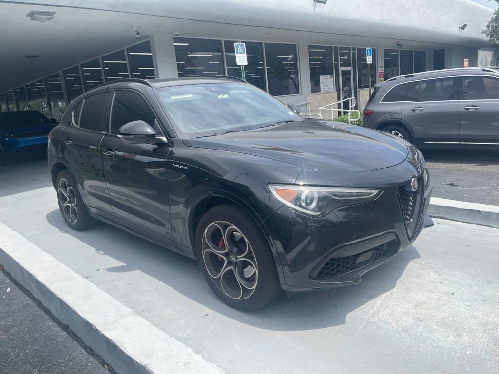 Used 2022 Alfa Romeo Stelvio Veloce AWD/4WD image 3