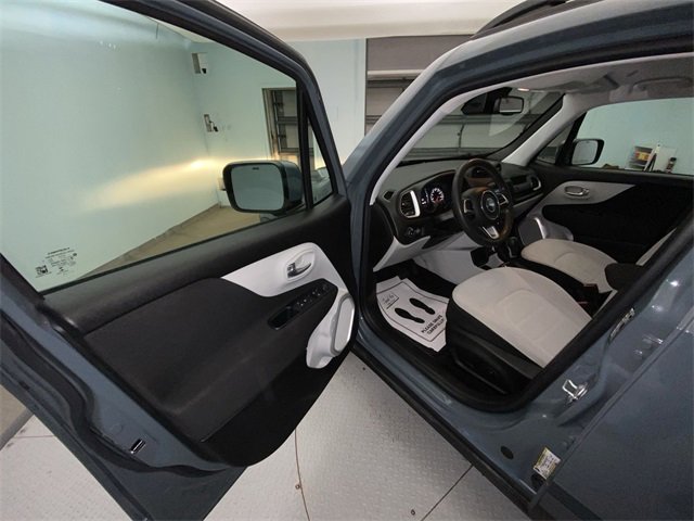 Used 2018 Jeep Renegade Latitude w/ Popular Equipment Group image 11