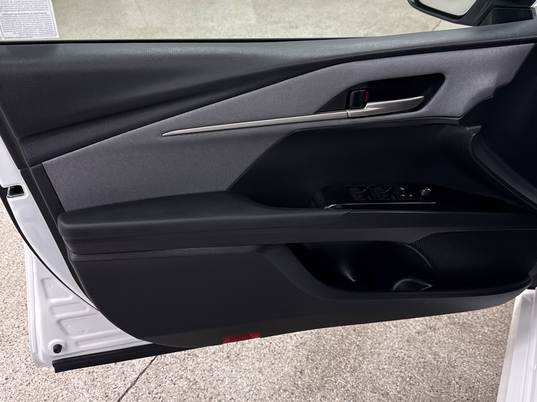 Used 2025 Toyota Camry LE image 3