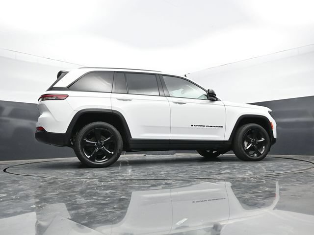 Used 2023 Jeep Grand Cherokee Limited w/ Black Appearance Package AWD/4WD image 67